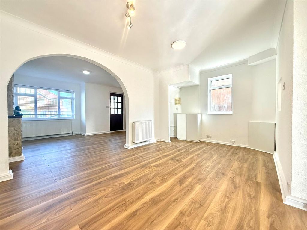 Property photo 3 of 11 Dining Area