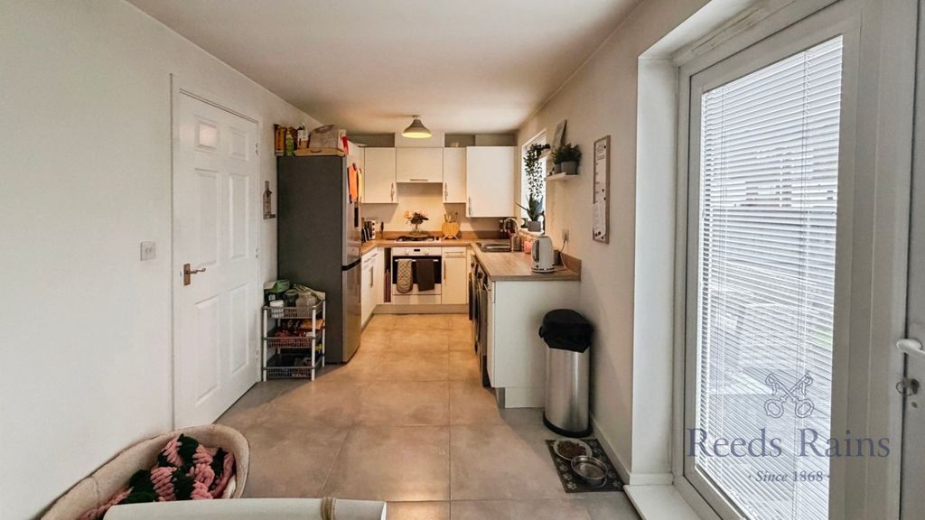 Property photo 3 of 17 Kitchen