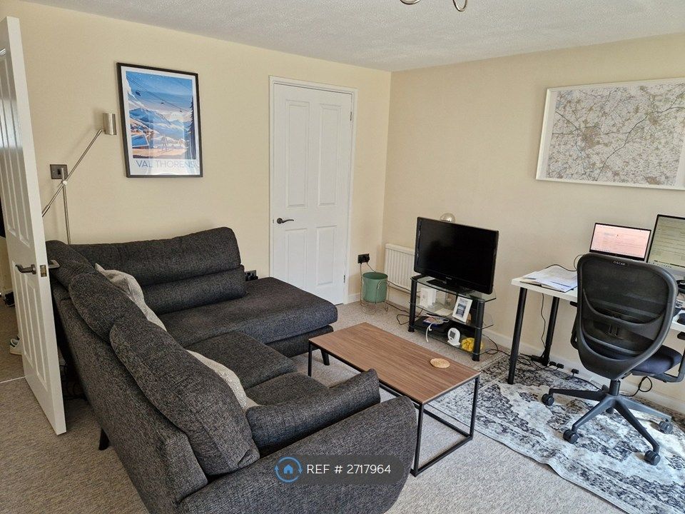 Property photo 3 of 10 Living Room