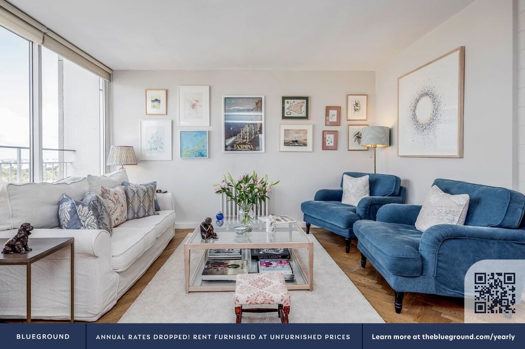 Property photo 3 of 32 Living Room