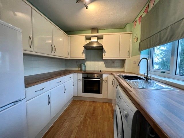 Property photo 3 of 8 Kitchen