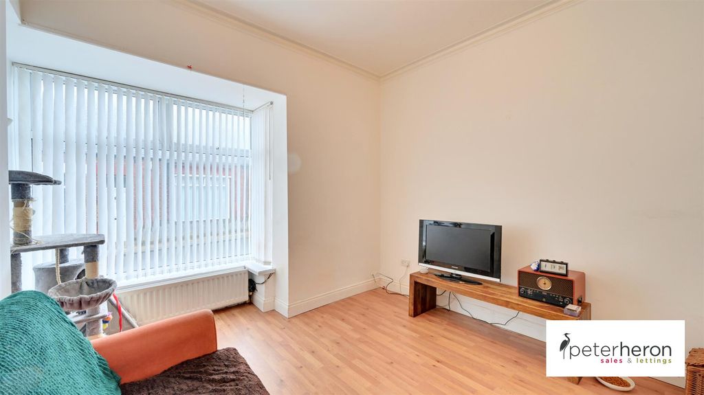 Property photo 3 of 12 Lounge