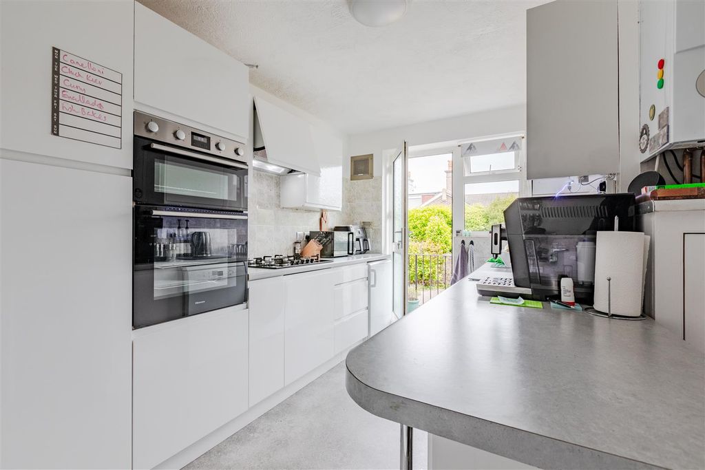 Property photo 3 of 8 Kitchen