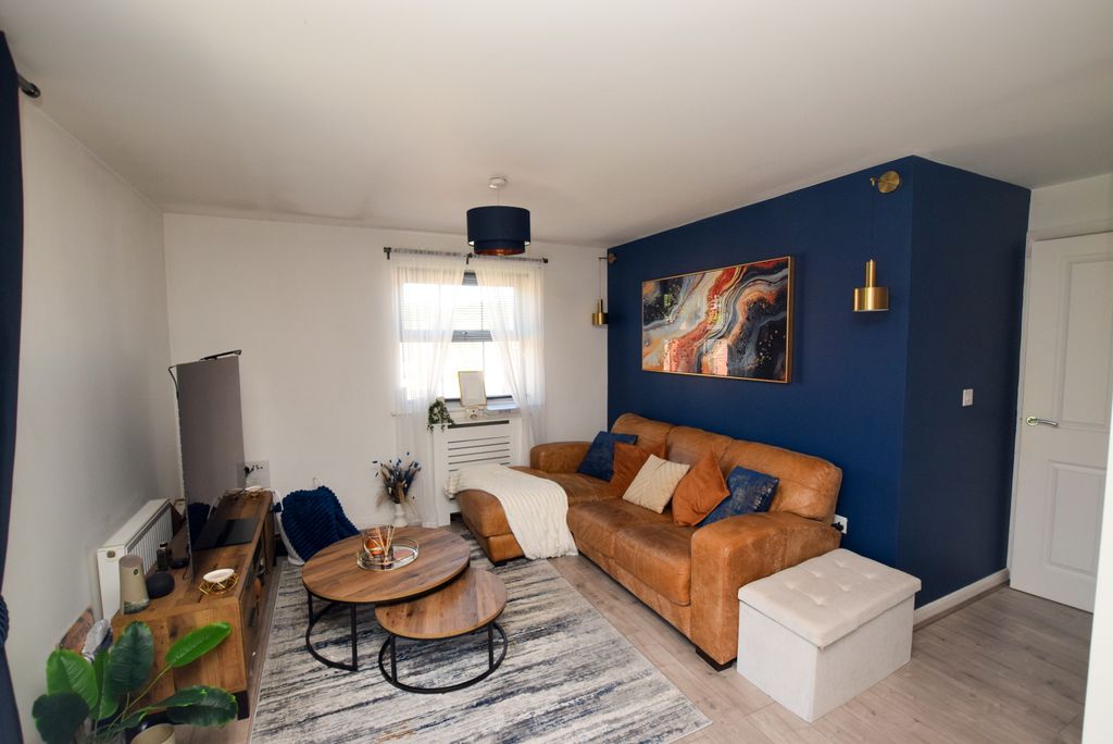 Property photo 3 of 11 Lounge 1
