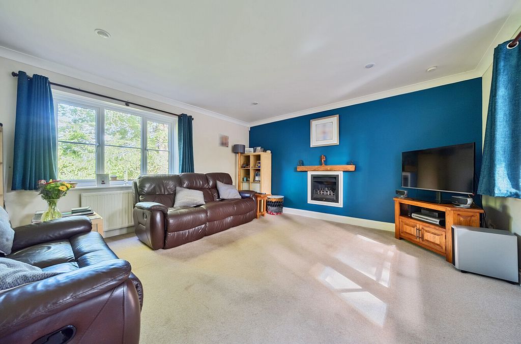 Property photo 2 of 12 1356999-10-68d29d...