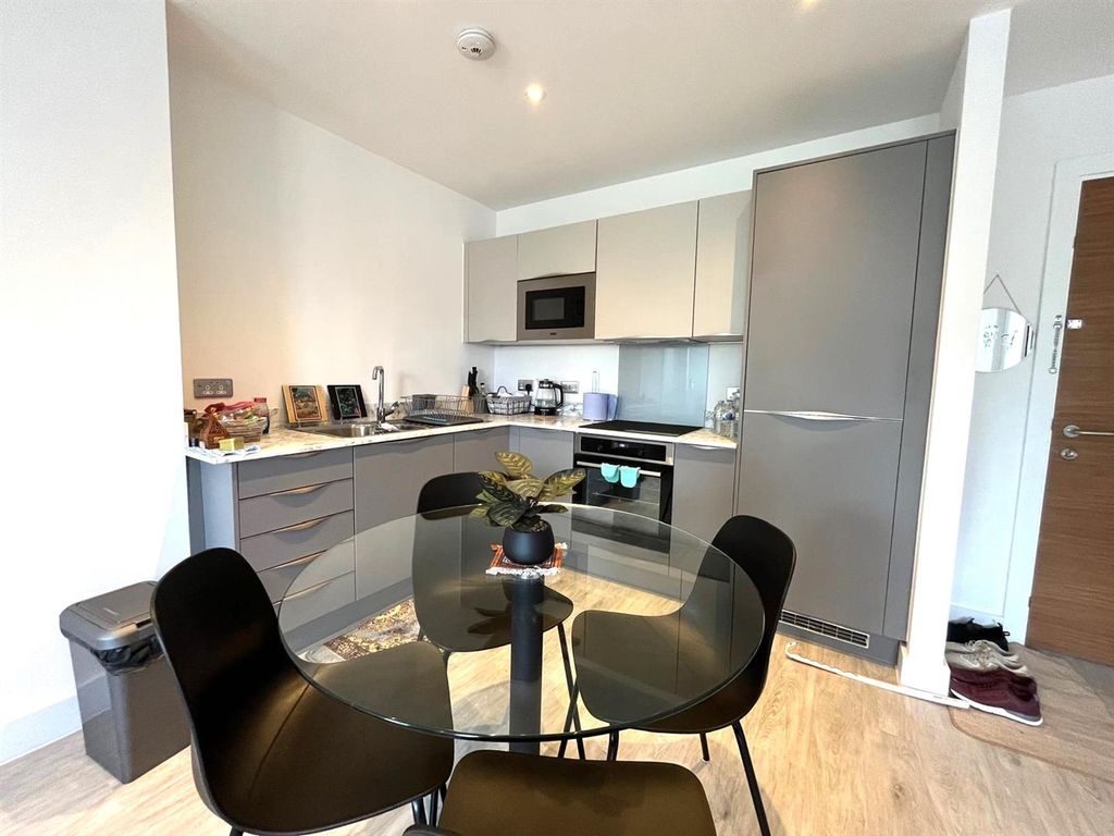 Property photo 3 of 10 Kitchen