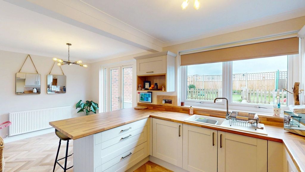 Property photo 3 of 14 Kitchen