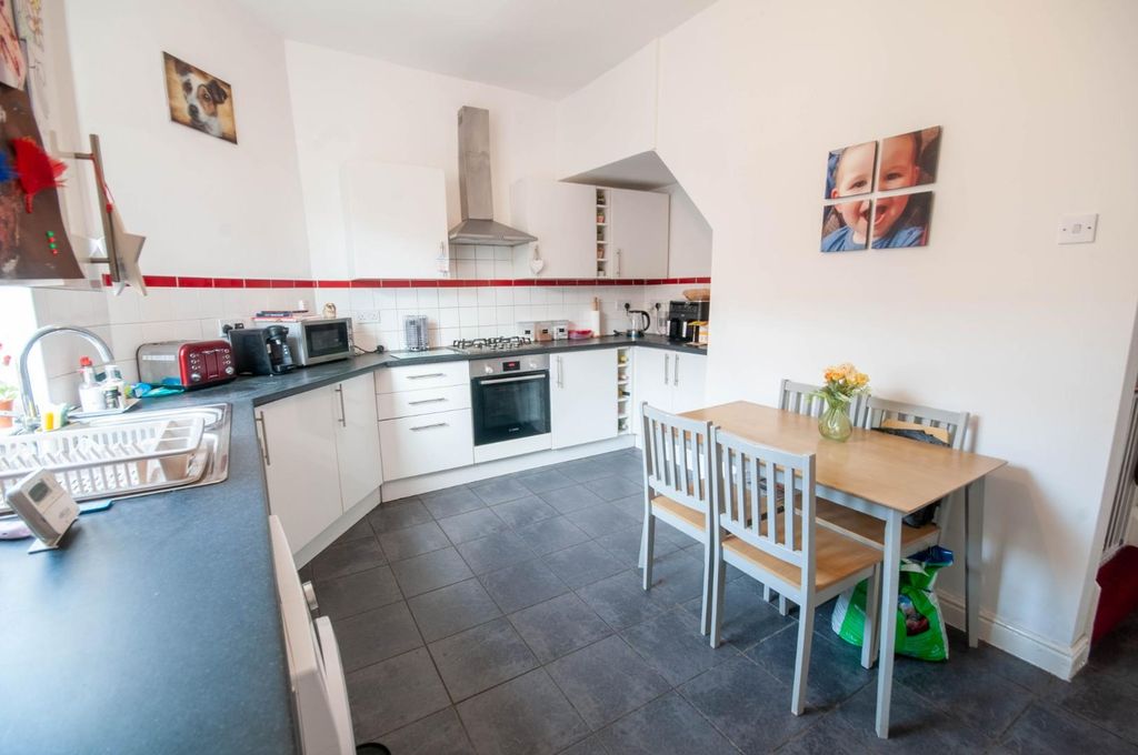 Property photo 3 of 9 Kitchen