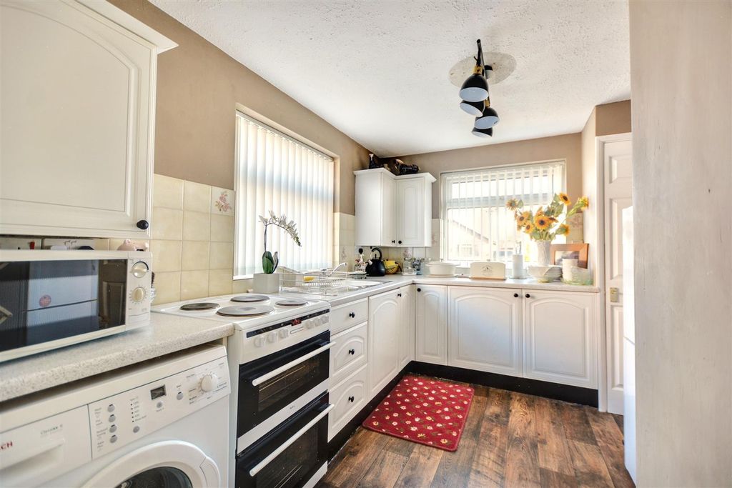 Property photo 3 of 16 Kitchen