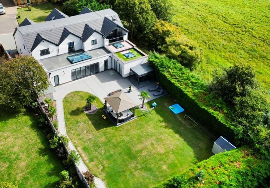 Property photo 3 of 39