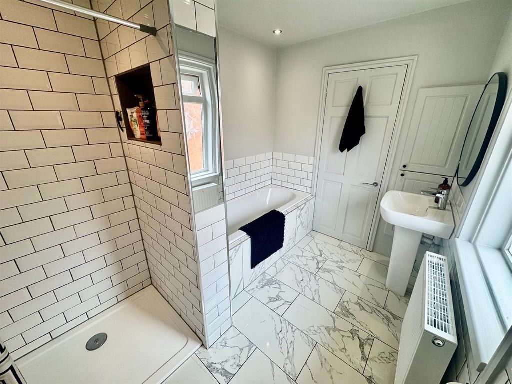 Property photo 2 of 17 Bathroom 2.Jpg
