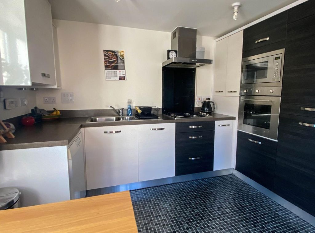 Property photo 3 of 9 Kitchen