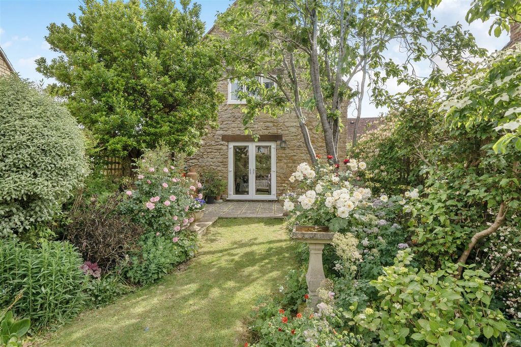 Property photo 2 of 18 Garden