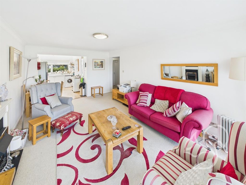 Property photo 2 of 18 Lounge