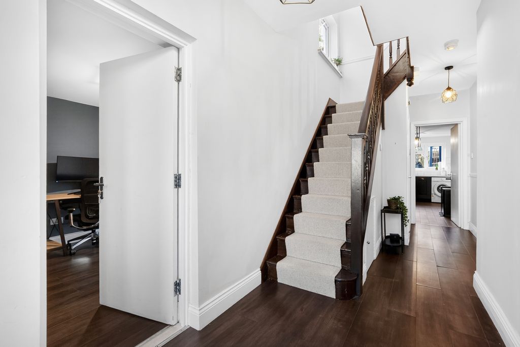 Property photo 2 of 22 Entrance Hall