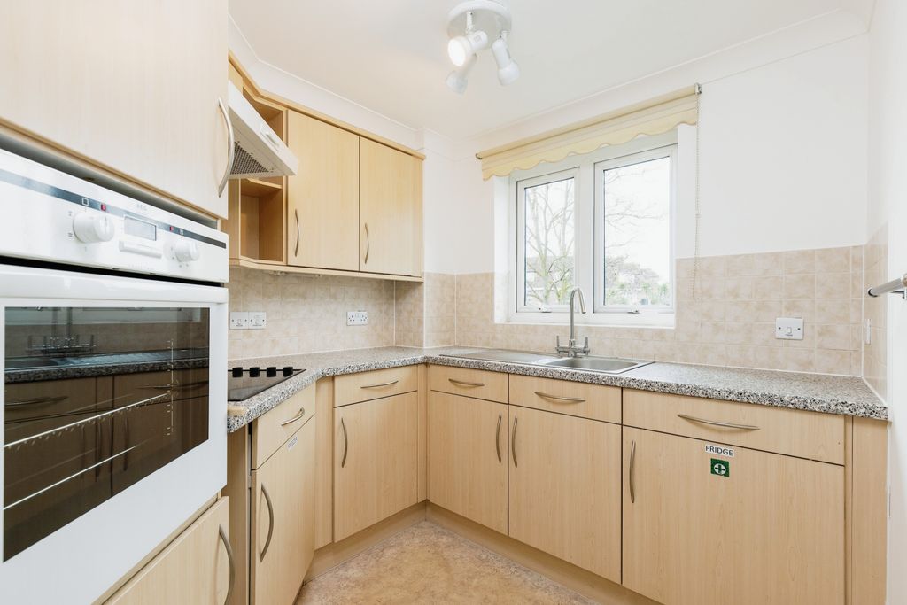 Property photo 3 of 11 Kitchen