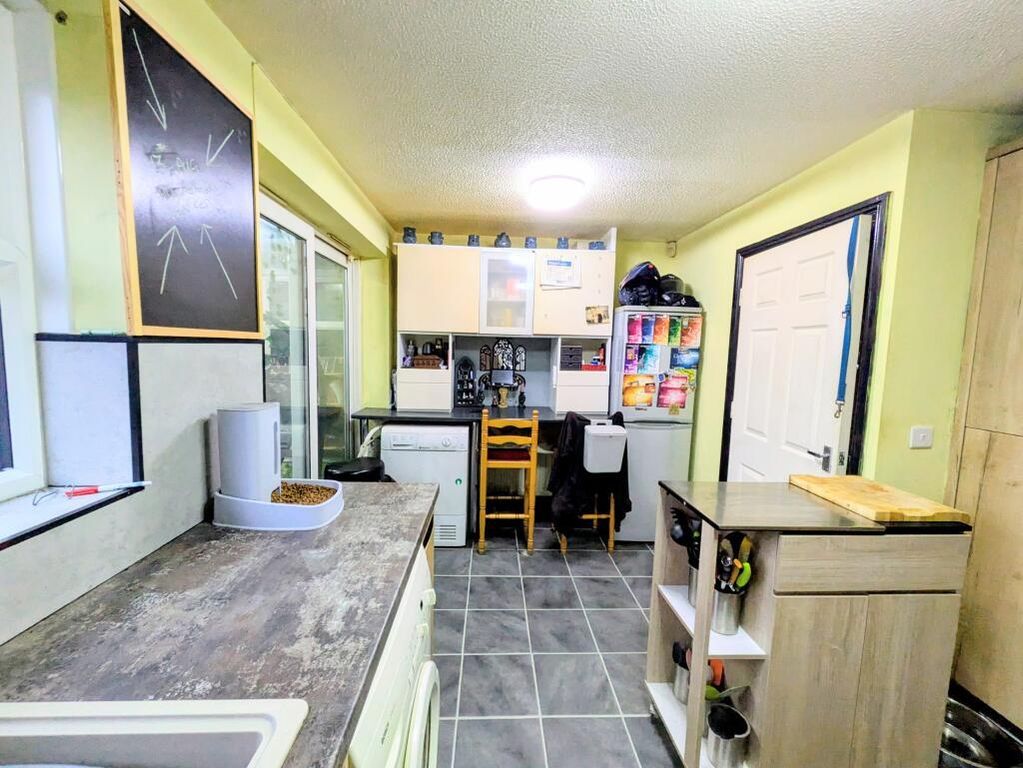 Property photo 2 of 12 Dining Kitchen