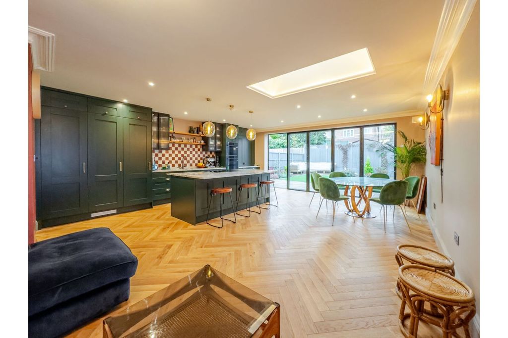 Property photo 1 of 32