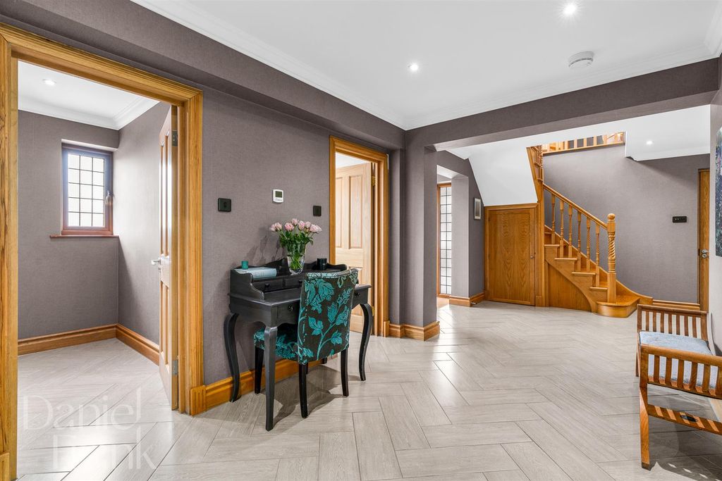 Additional image 4 of 5 bed detached house for saleWest View, Loughton IG10
