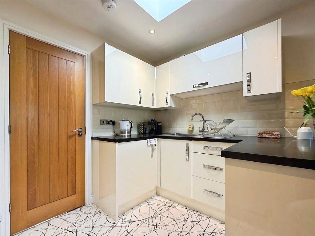 Property photo 2 of 9 Picture No. 10