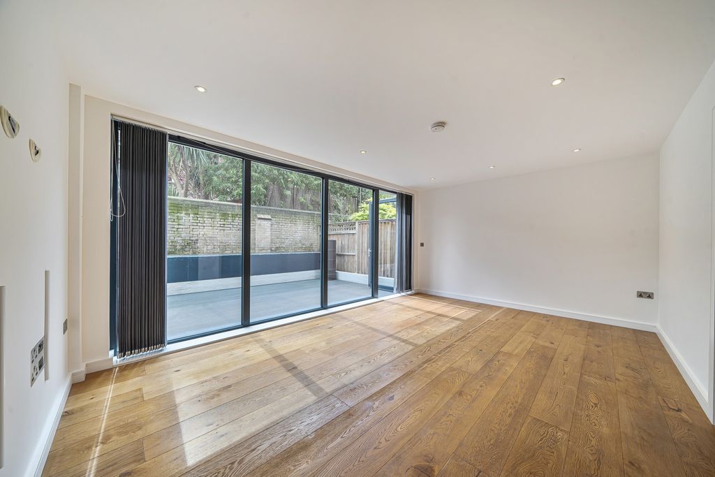 Property photo 2 of 20 Reception