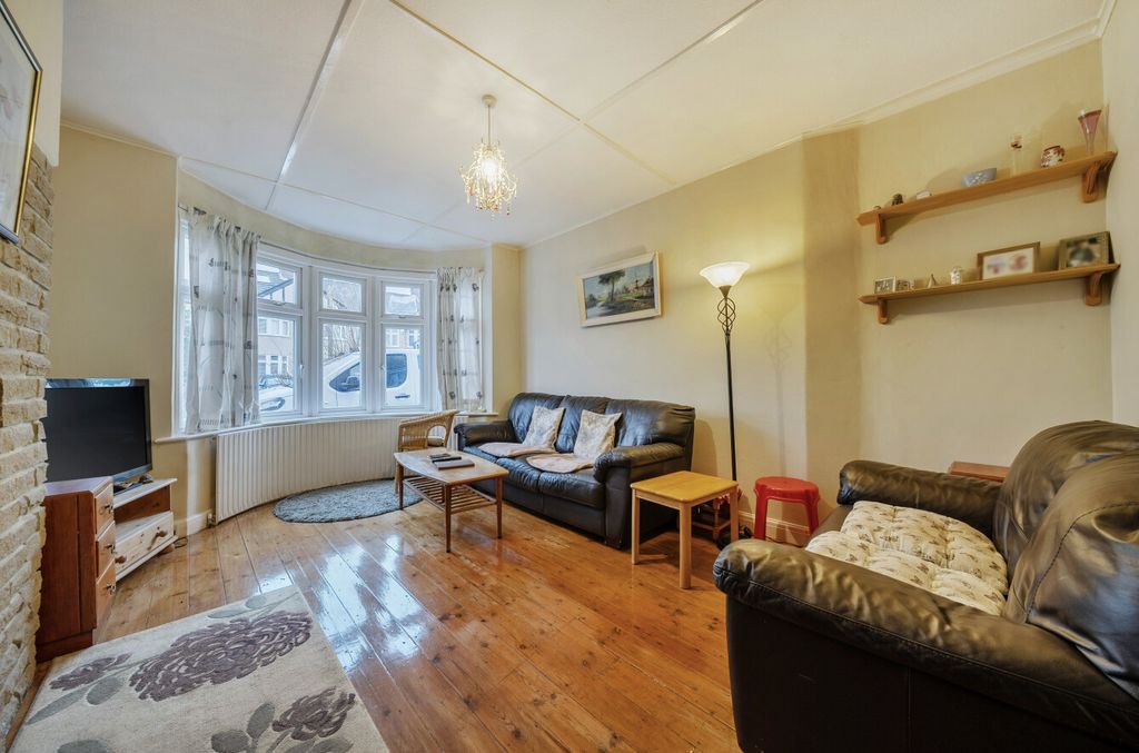 Property photo 3 of 15 Lounge1