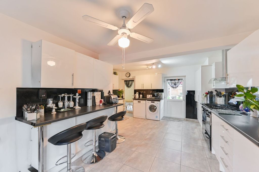 Property photo 2 of 27