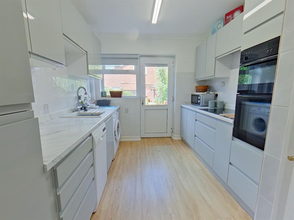 Property photo 2 of 15 Kitchen (3).Jpg