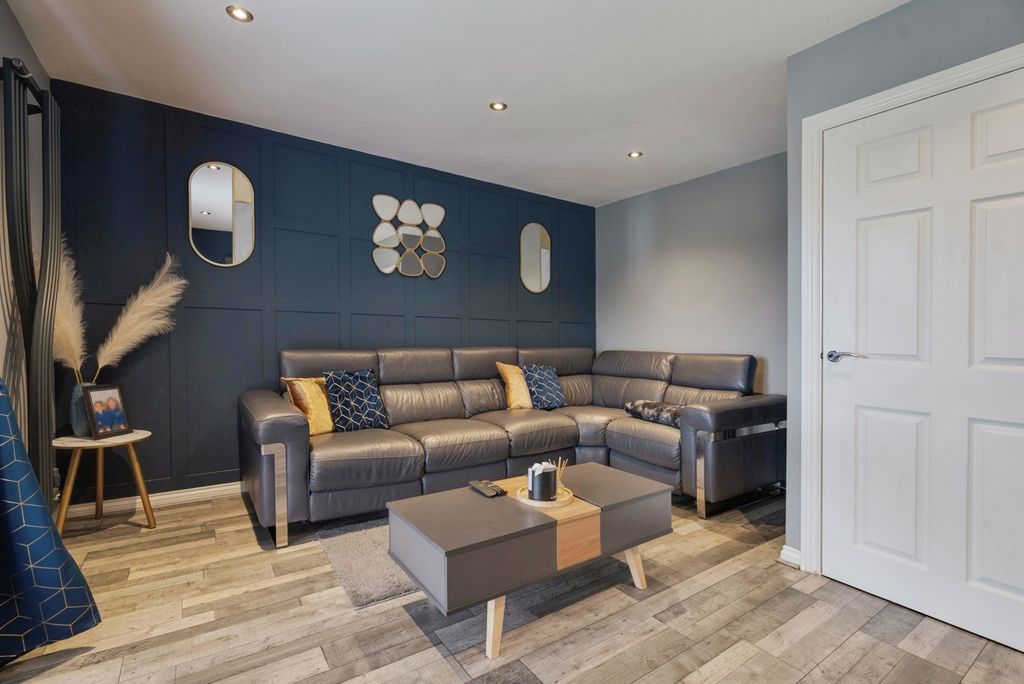 Property photo 3 of 17 Photo