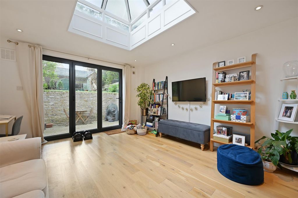 Property photo 2 of 9 Hammersmith Grove - Receptiona3 (1).Jpg