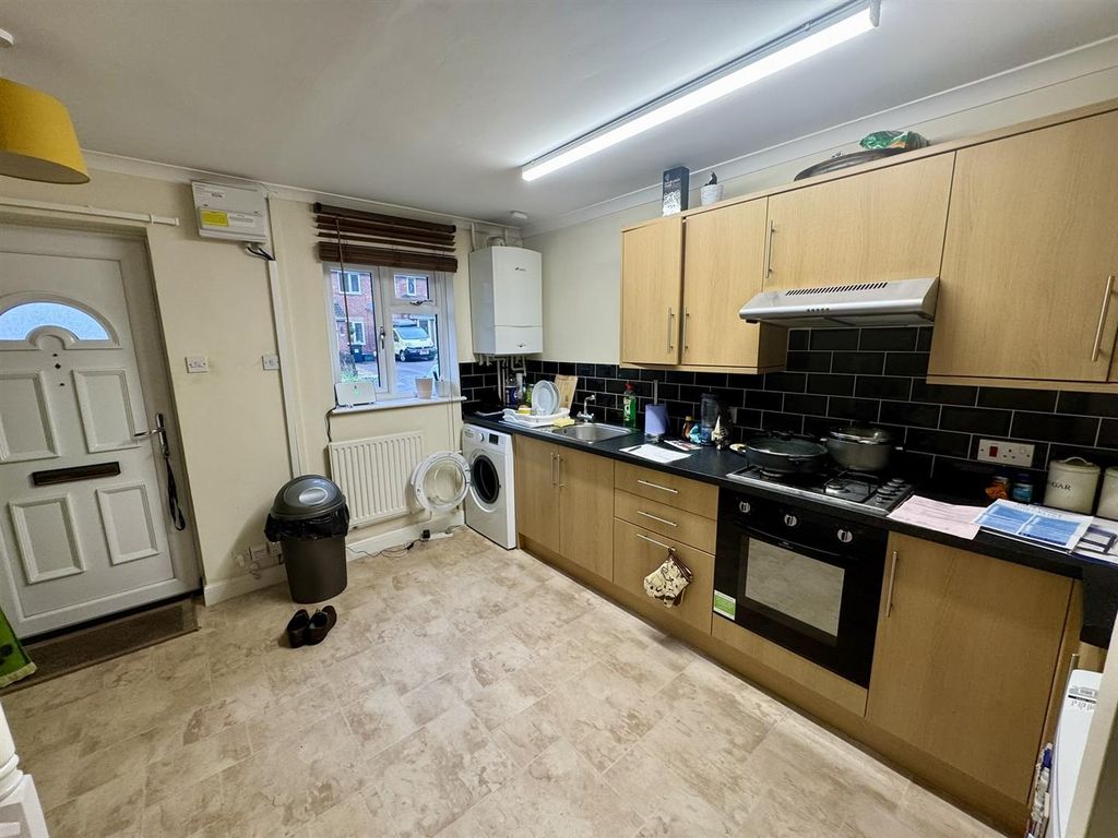 Property photo 3 of 8 Kitchen