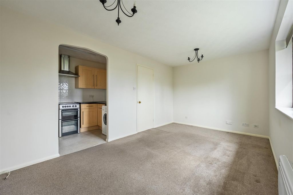 Property photo 2 of 12 Beaufort Close E4