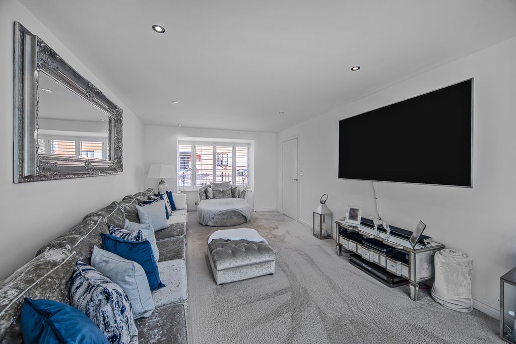 Property photo 3 of 21