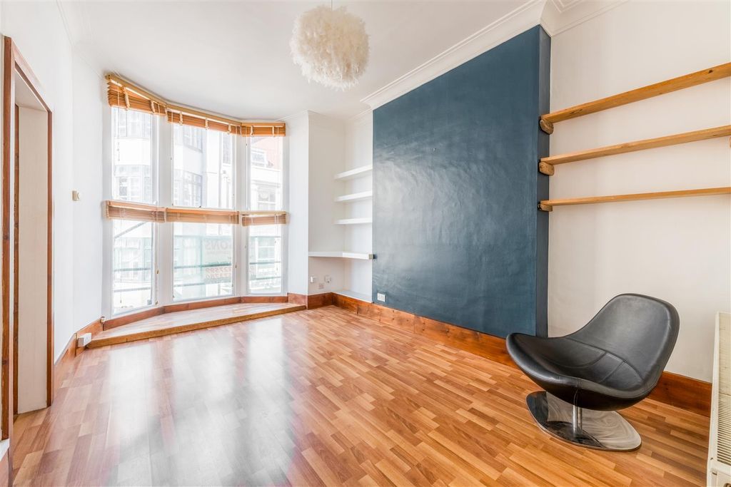 Property photo 3 of 17 Flat 5, 24-25 Broad Street-5.Jpg