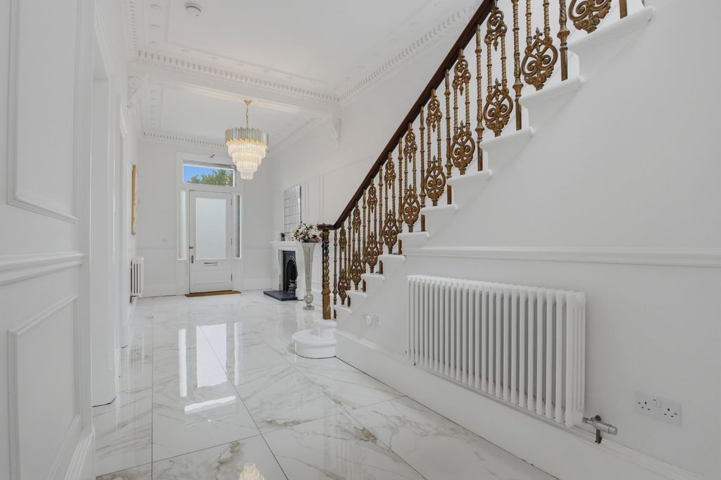 Property photo 3 of 39 Entrance Hall