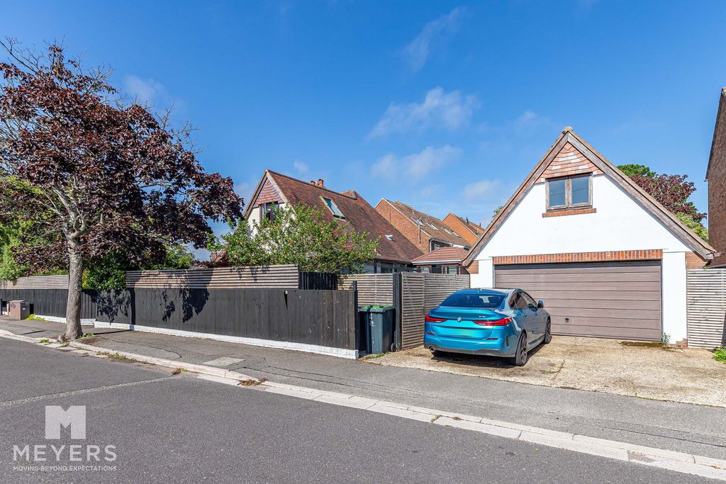 Property photo 2 of 31