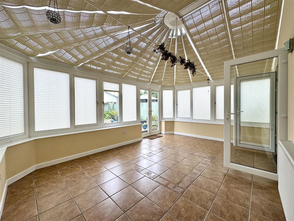 Property photo 3 of 19 Conservatory