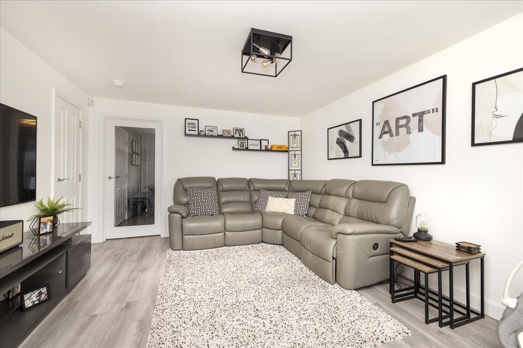 Property photo 2 of 32