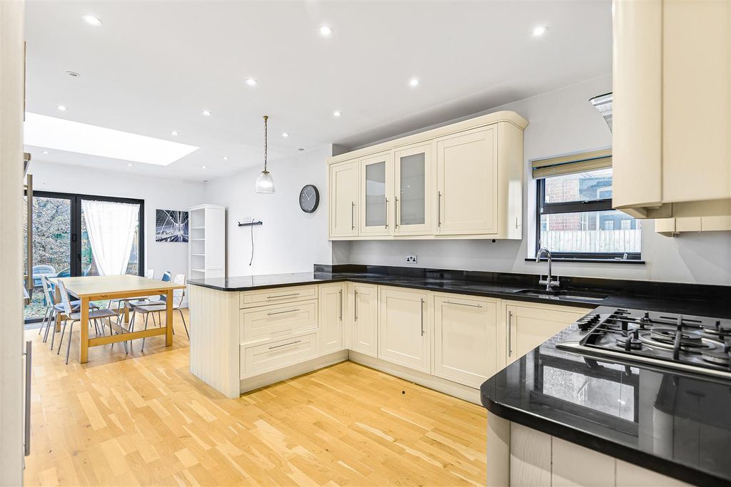 Property photo 2 of 29