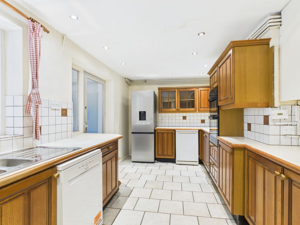 Property photo 3 of 19 Kitchen (2)