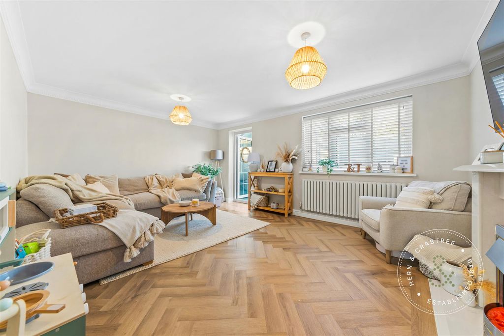 Property photo 3 of 31 Deepwood-Close-12.Jpg