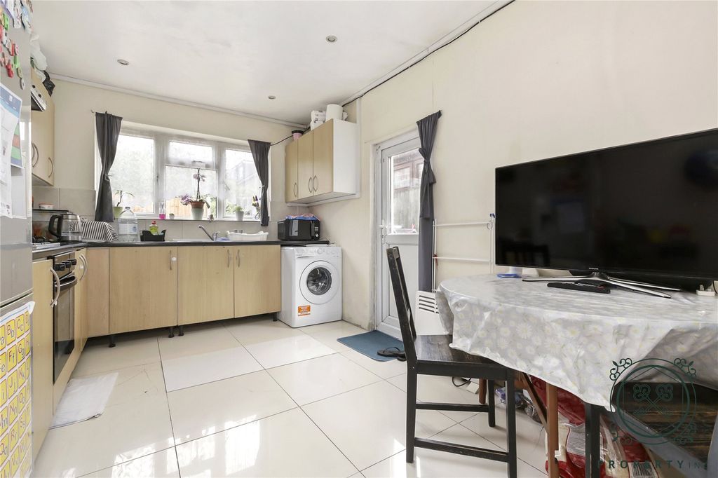 Property photo 3 of 11 Kitchen