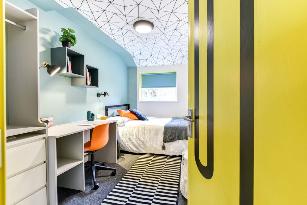 Property photo 3 of 5 Bright, Modern Single Bedroom With A Neat Study De...