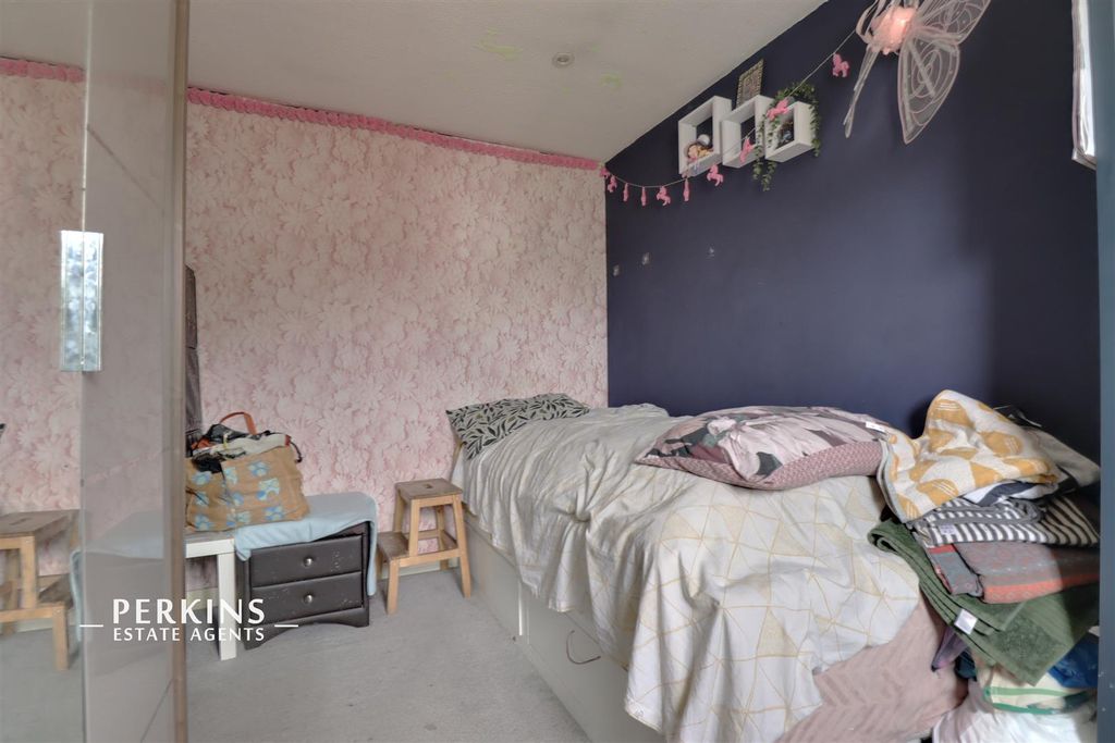 Property photo 2 of 8 Bed 1.Jpg