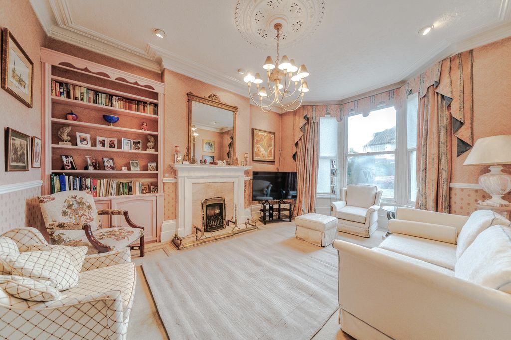 Property photo 3 of 34