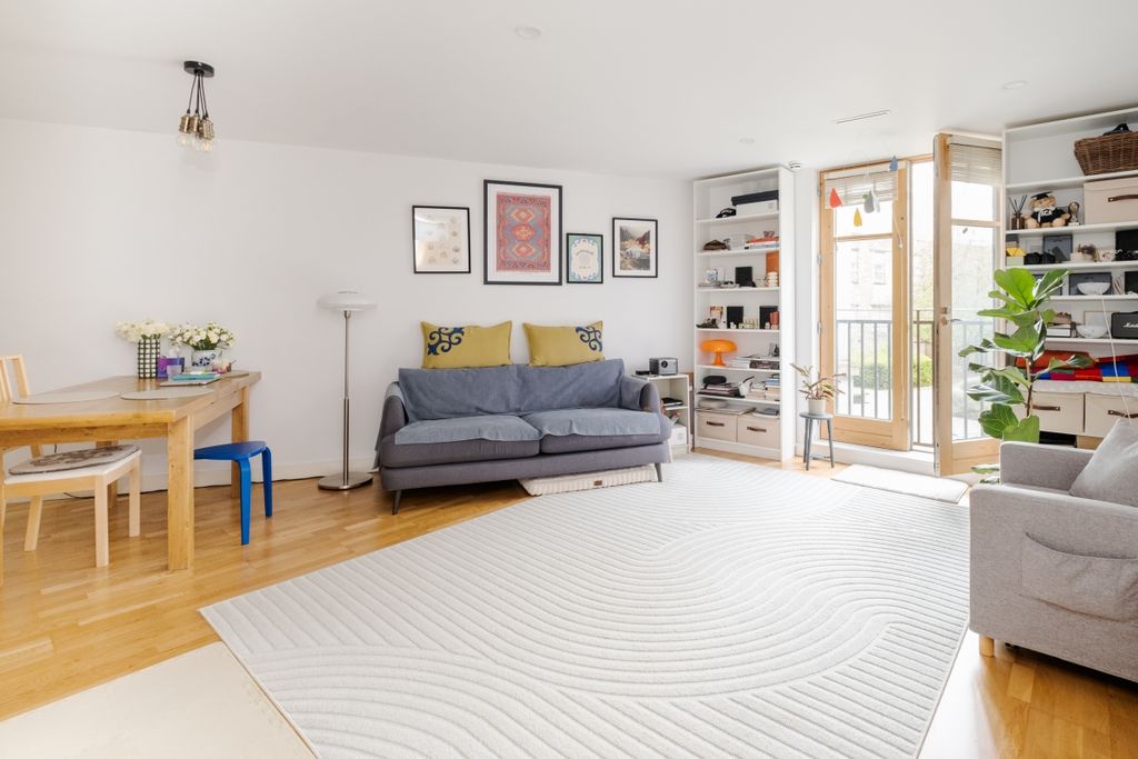 Property photo 2 of 12 Highbury Gardens
