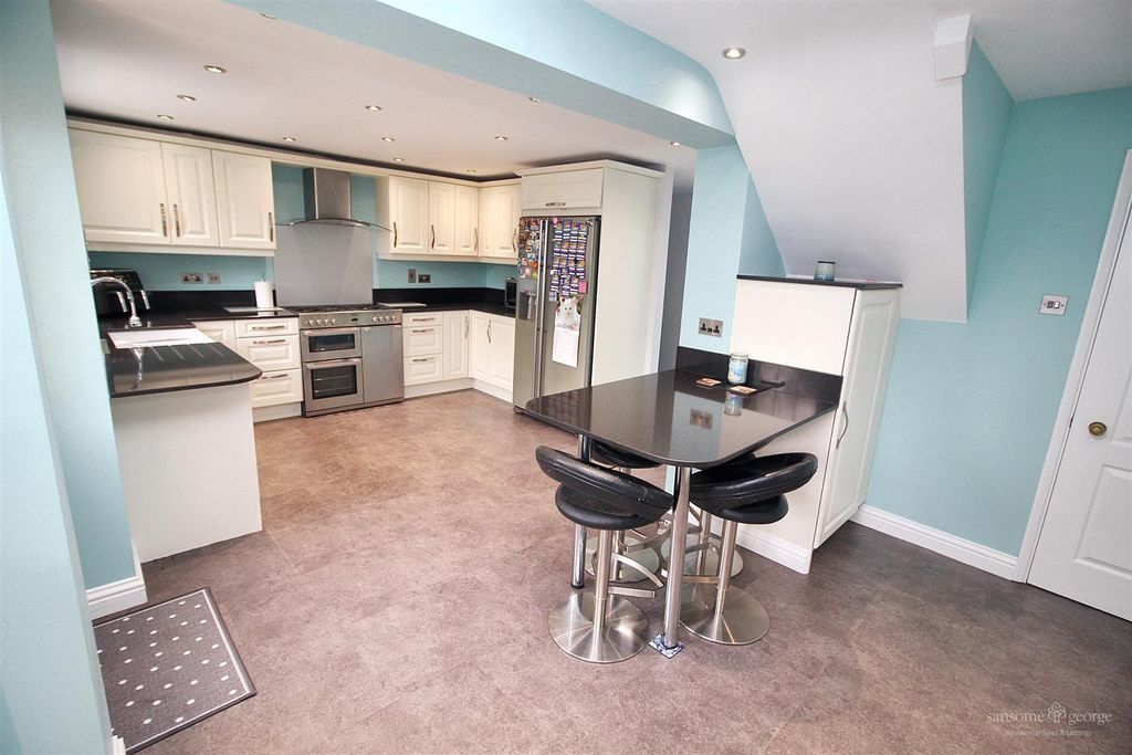 Property photo 2 of 21 Kitchen Breakfast Room