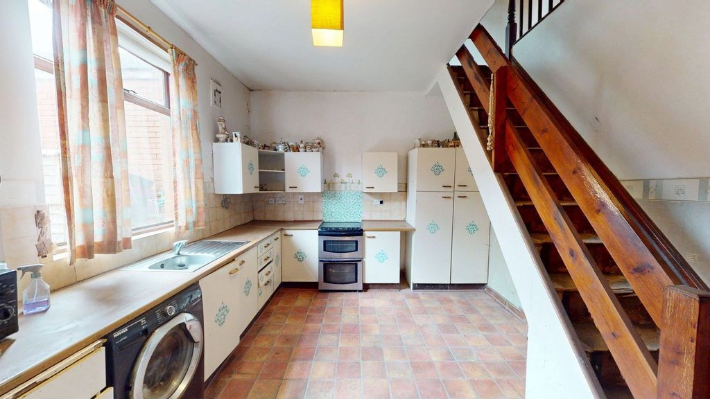 Property photo 3 of 8 Kitchen