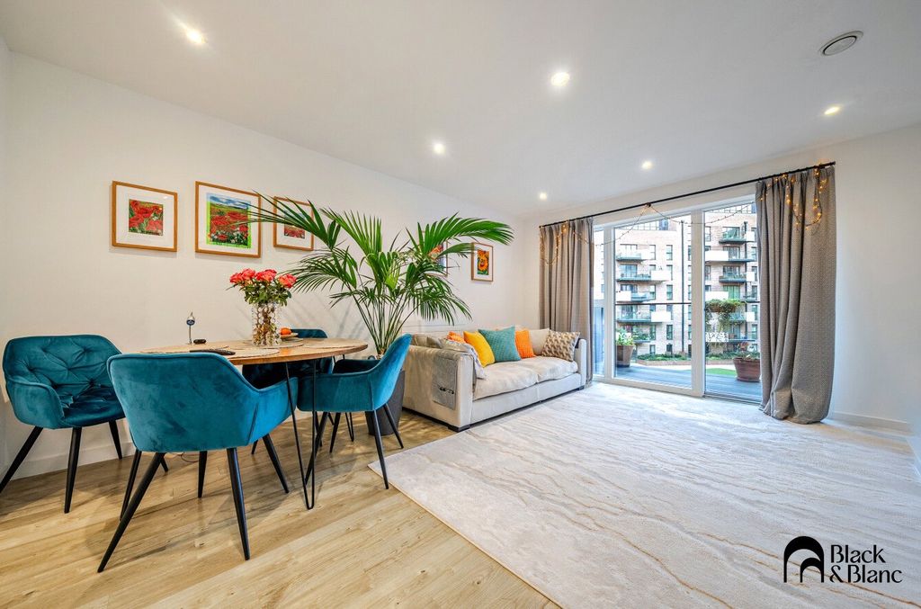 Property photo 3 of 18 Living/ Dining Room