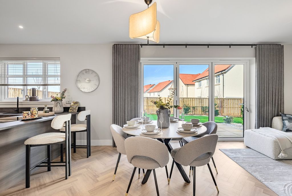 Property photo 3 of 15 Weaver's Brae, Kirkintilloch
